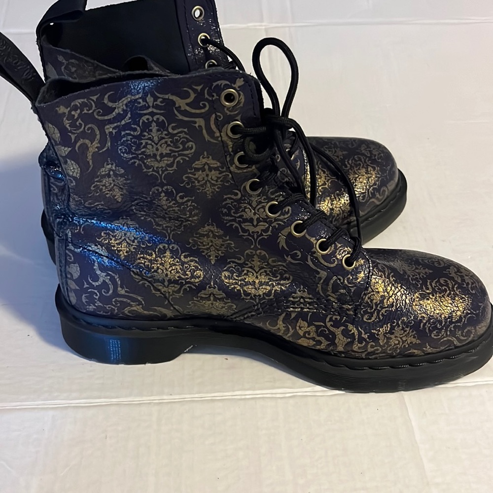 PASCAL 8 EYE BOOT - DR MARTENS. Size 11